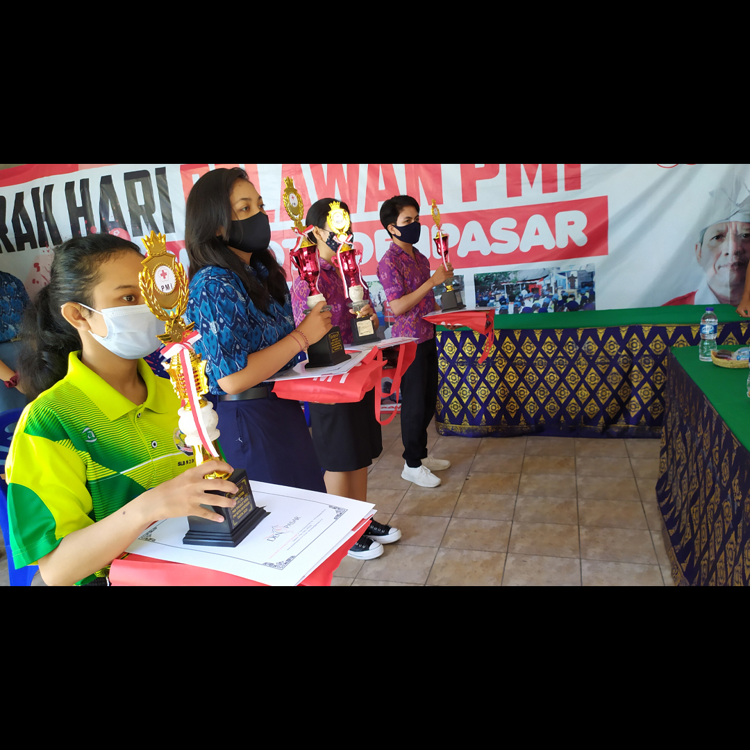 Penyerahan Piala dan Penghargaan Lomba Tutor Covid-19
