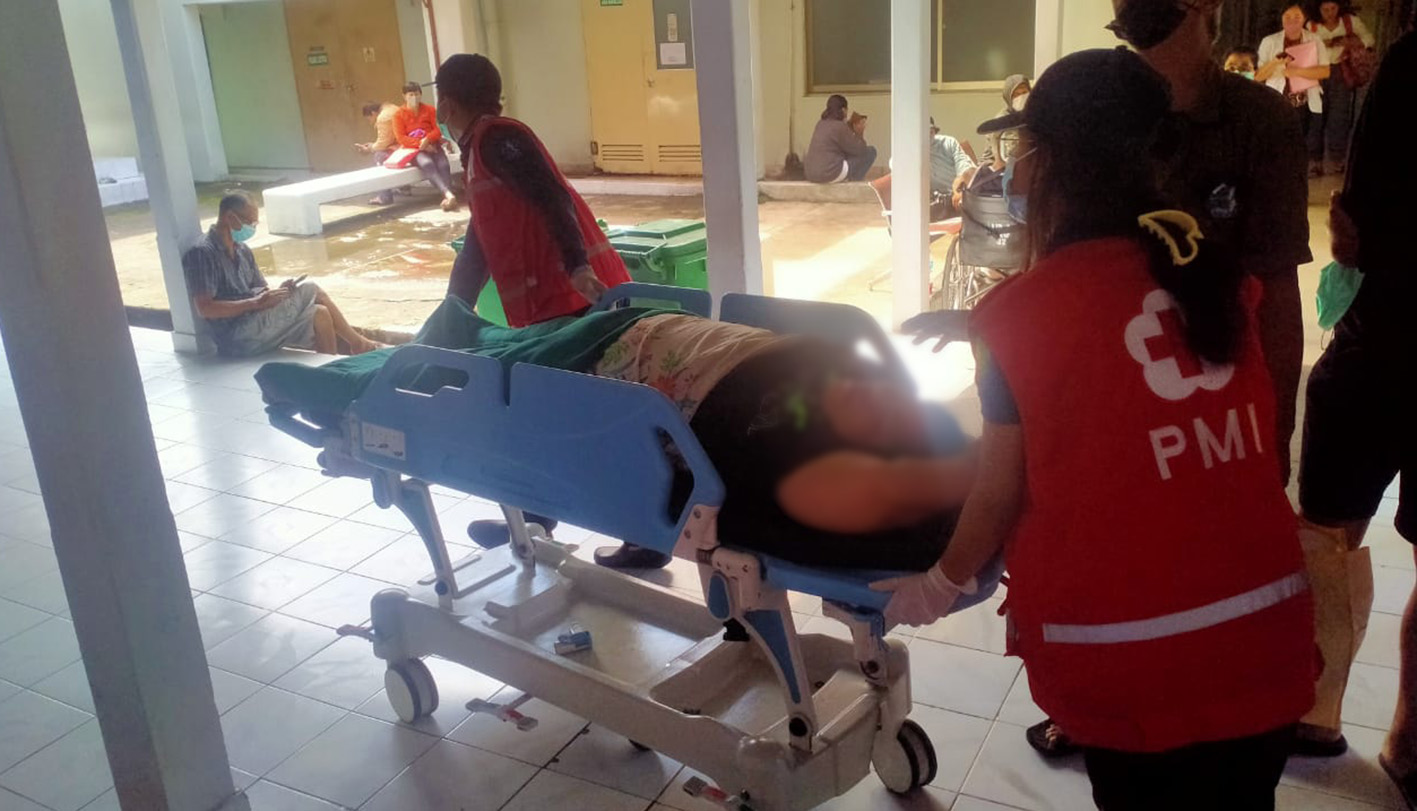 PMI Kota Denpasar Merespon Permintaan Rujuk Pasien di Jalan Tukad Banyu Poh