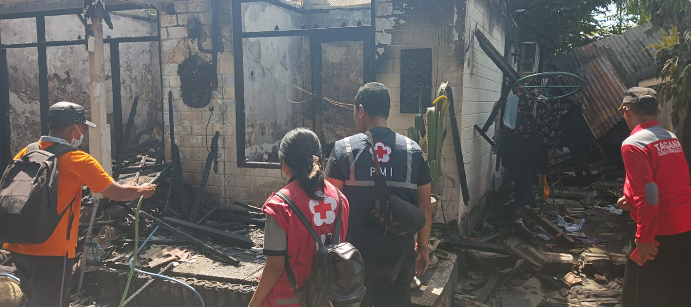 PMI Kota Denpasar Tanggap Kebakaran di Jalan Hayam Wuruk No 138, Denpasar Timur