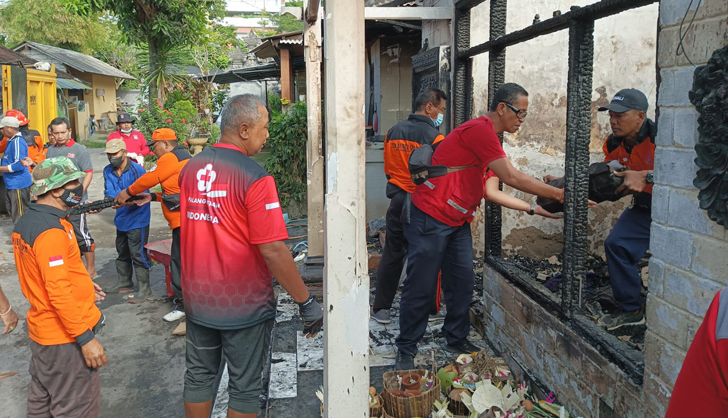 PMI Kota Denpasar Berpartisipasi dalam Kegiatan Pembersihan Puing Bekas Kebakaran di Jalan Hayam Wuruk