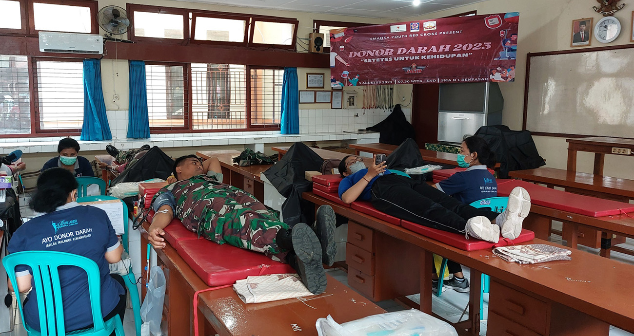 PMR SMA Negeri 1 Denpasar Sukses Gelar Kegiatan Donor Darah: 42 Kantong Darah Disumbangkan untuk Menyelamatkan Nyawa