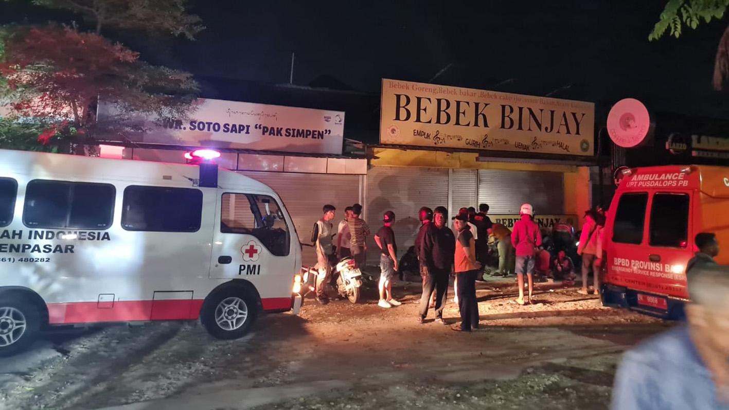 PMI Kota Denpasar Merespon Kecelakaan Mini Bus di Jalan Cok Agung Tresna