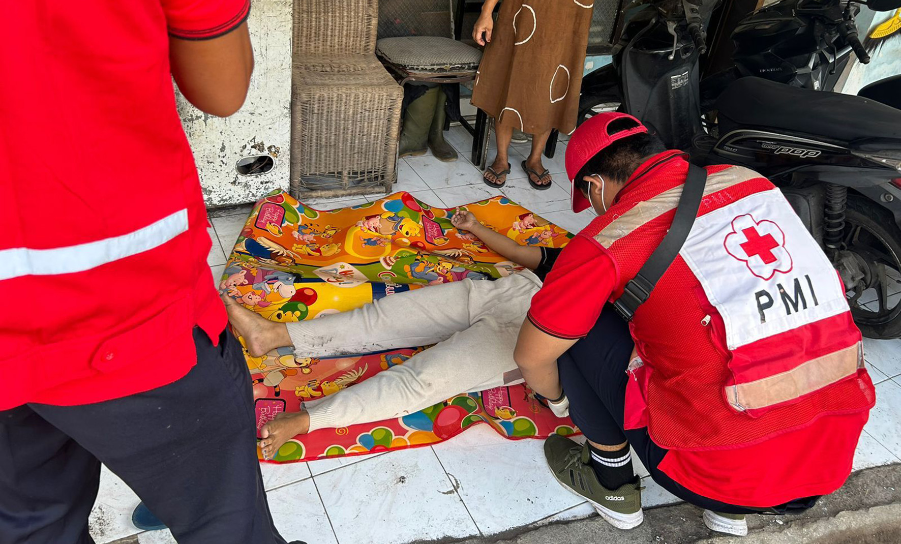 PMI Kota Denpasar Cepat Tanggap: Remaja Terjatuh di Jalan Gunung Krakatau