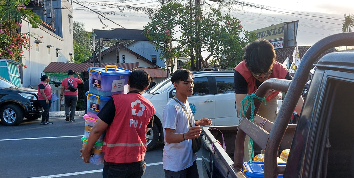 PMI Distribusi Bantuan Kepada Korban Musibah Kebakaran Rumah 
