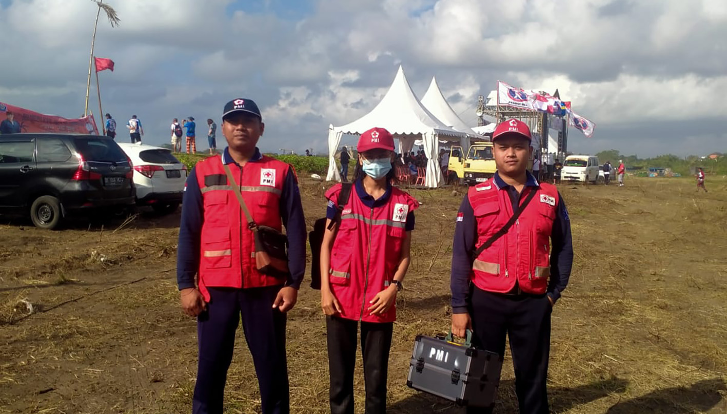 PMI Kota Denpasar Berperan Sebagai Tim Medis dalam Bali Festival Layang-layang di Pantai Padang Galak