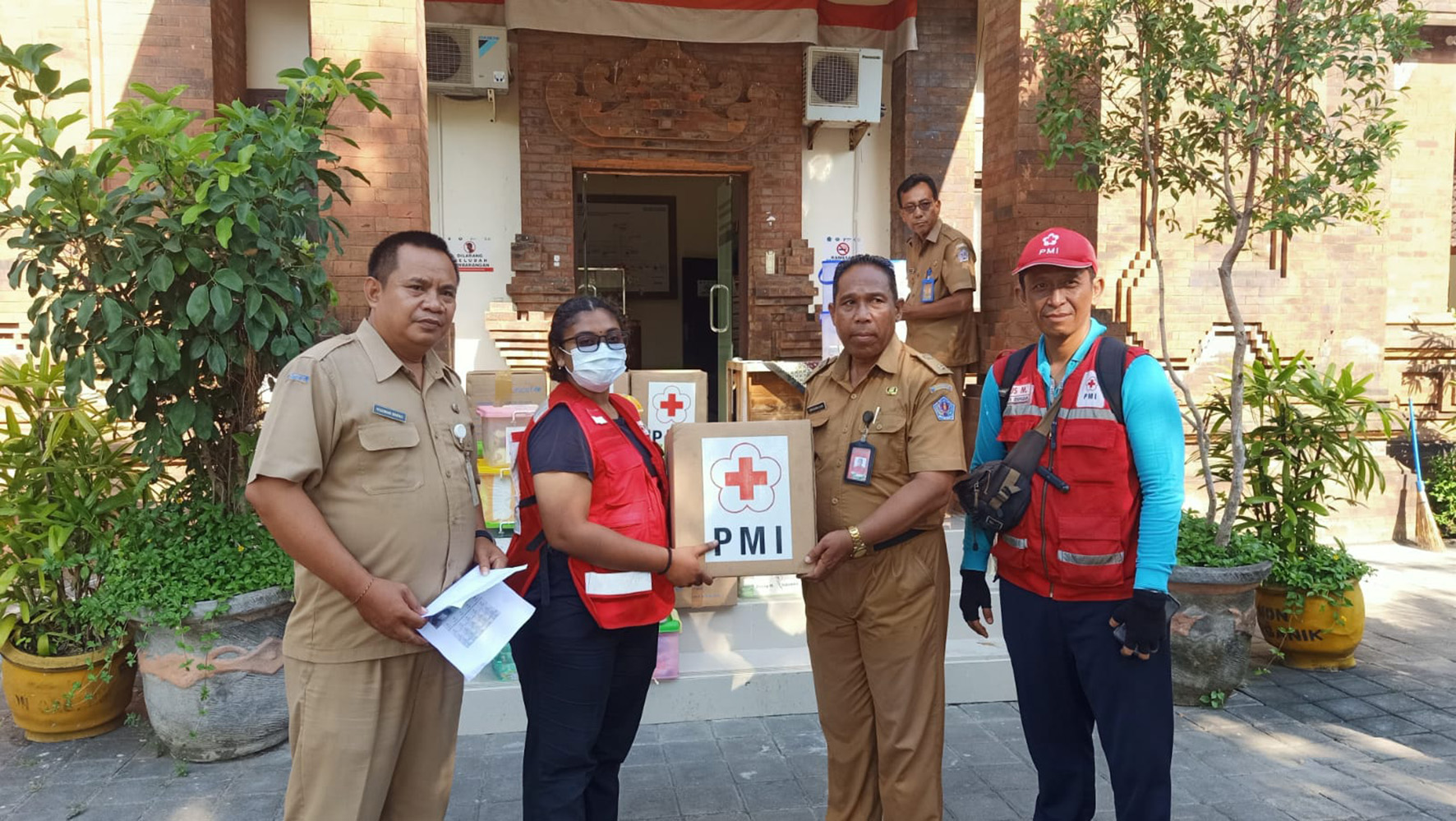 PMI Kota Denpasar Distribusi Bantuan ke Lokasi Kebakaran TPA Suwung