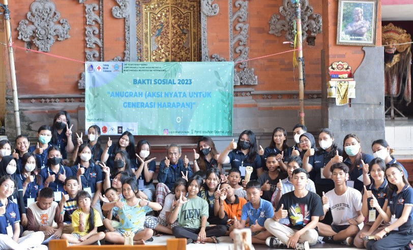 KSR-PMI Unit Universitas Bali Internasional Membantu Panti Asuhan Dharma Jati II dalam Kegiatan Bakti Sosial