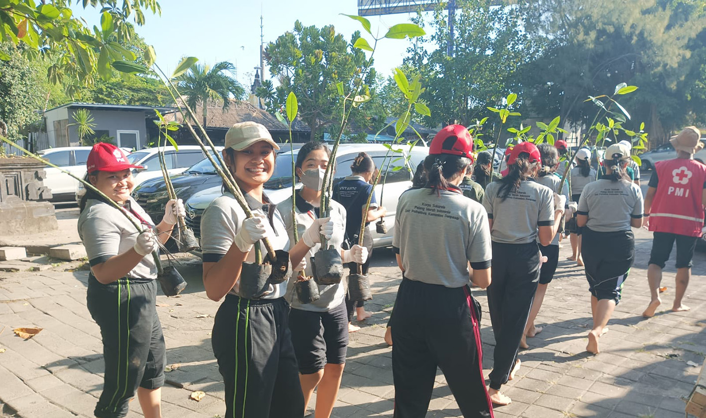 KSR-PMI Unit Poltekkes Kemenkes Denpasar Selenggarakan Penanaman Mangrove dalam Kegiatan Bakti Sosial