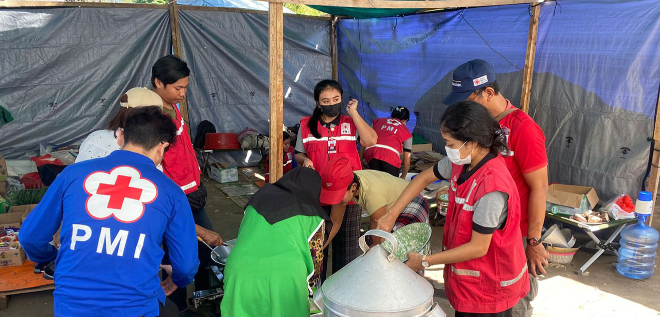 PMI Kota Denpasar dan Relawan Bahu-membahu Membantu Korban Kebakaran