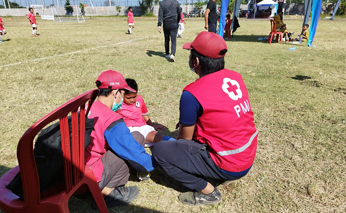 Petugas Ambulans PMI Kota Denpasar Memberikan Pelayanan Medis di Sanur Football Cup 2023