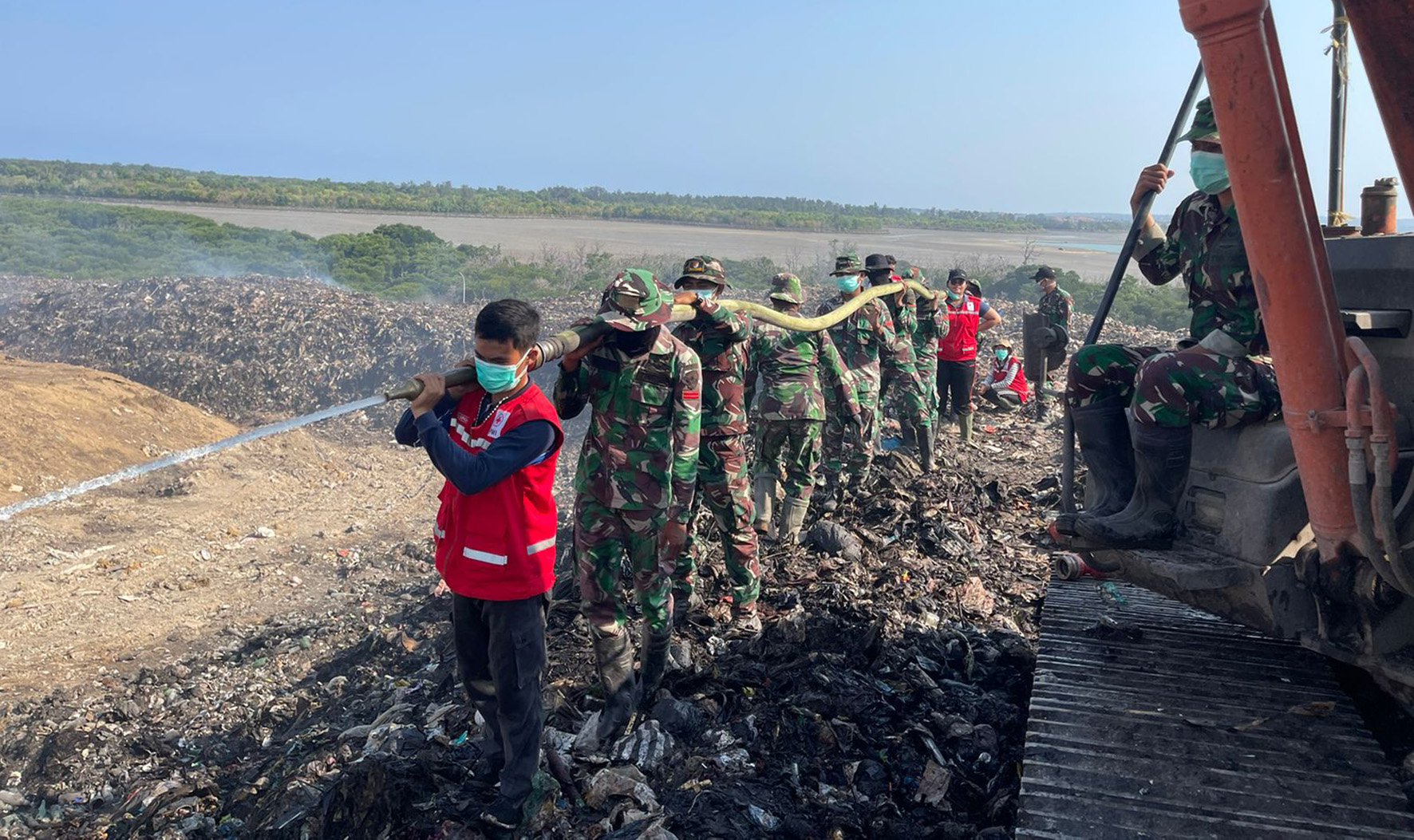 PMI dan Tim Penanganan Bencana Berjuang Melawan Kobaran Api di TPA Suwung