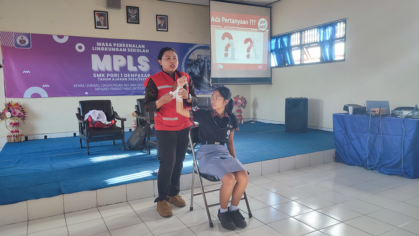PMI Kota Denpasar Berikan Ceramah Pertolongan Pertama dalam MPLS SMK PGRI 1 Denpasar