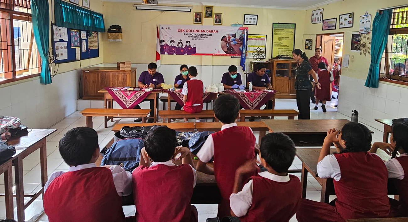 PMI Denpasar Gelar Cek Golongan Darah untuk 400 Siswa Penatih