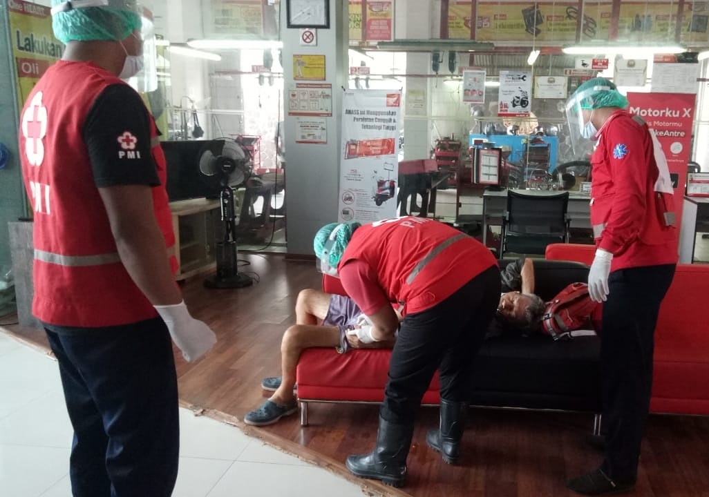 Ambulance PMI Penanganan Korban Pingsan Jl. Imam Bonjol