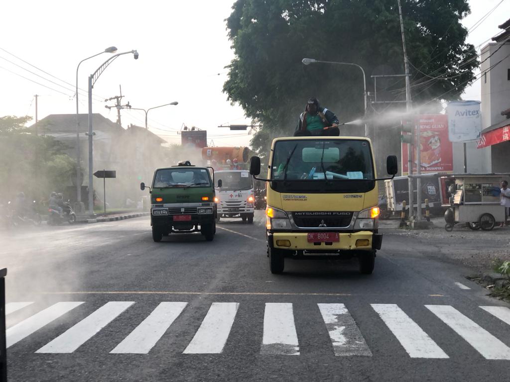 Aktivitas spraying disinfektan di seputaran wilayah Ubung Kaja
