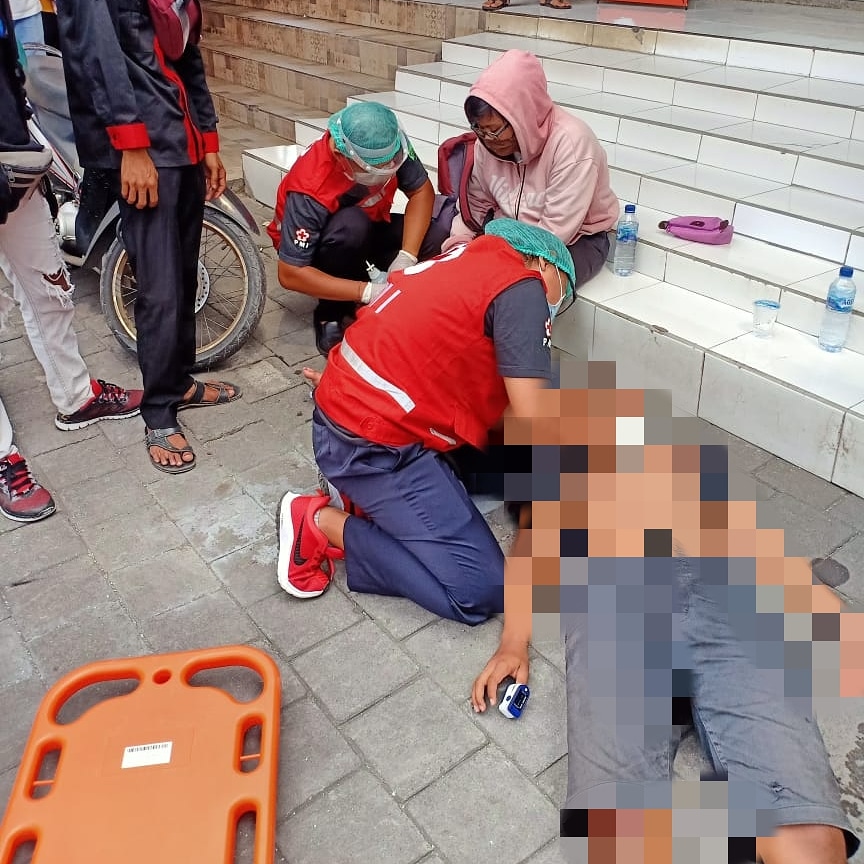 Siaga Ambulance PMI Penanganan Korban Lakalantas di Jalan Teuku Umar