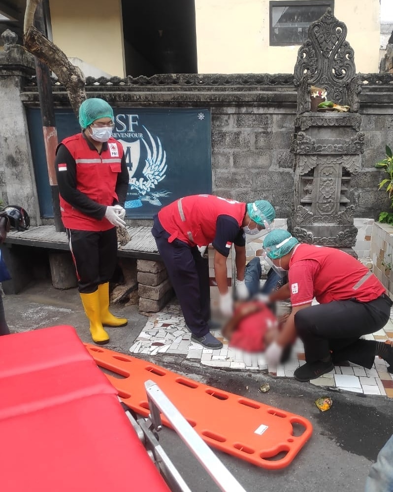 Siaga Ambulance Rujuk Orang Tergeletak di Jl. Serma Merta