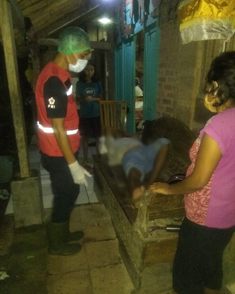 Ambulance PMI Penanganan Korban Lakalantas Jl. Pulau Ayu