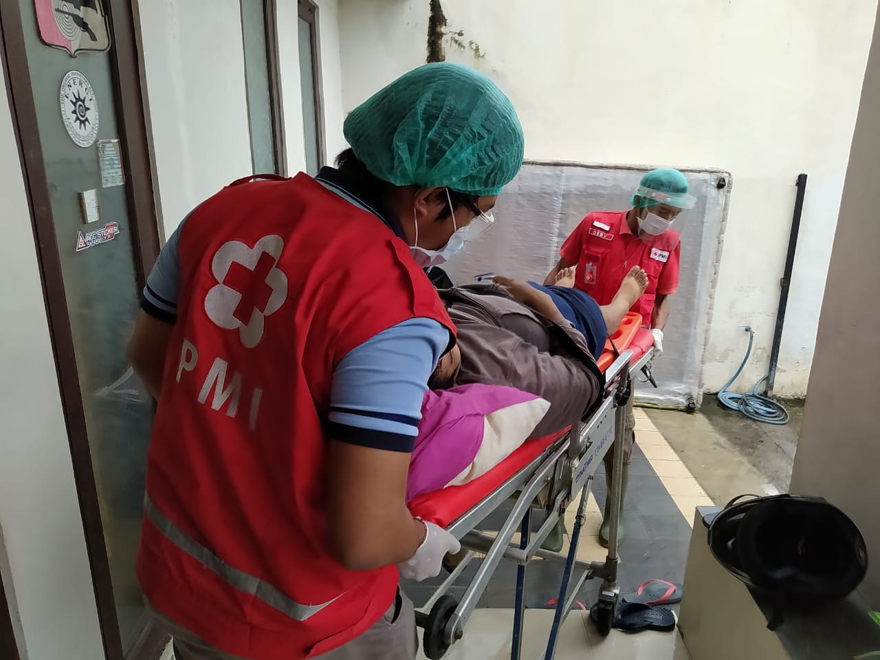 Ambulance PMI Rujuk Pasien di JL. Pura Demak