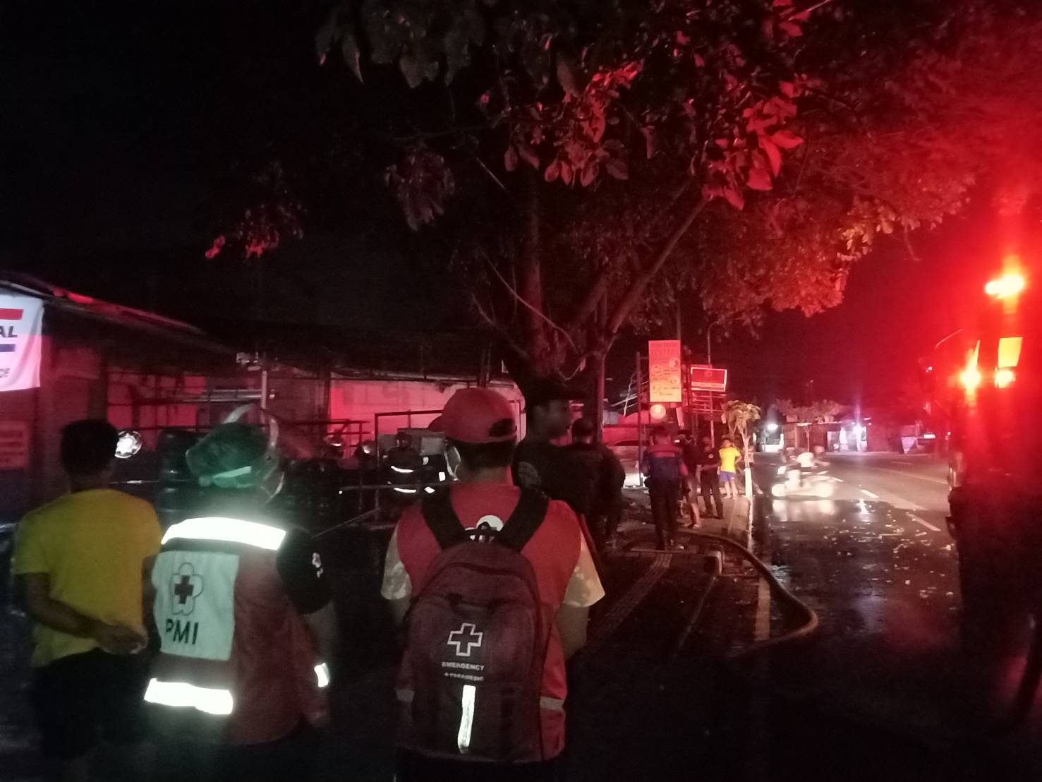 Siaga Ambulance PMI Kota Denpasar Atensi Kebakaran Di Jl. Pura Demak