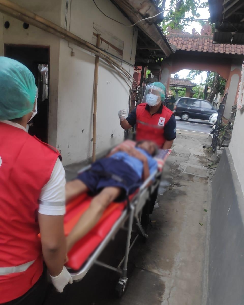 Ambulance PMI Rujuk Pasien di Jl. Raya Sesetan