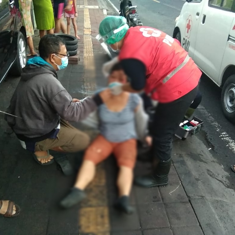 Ambulance PMI Penanganan Korban Lakalantas Jl. Imam Bonjol