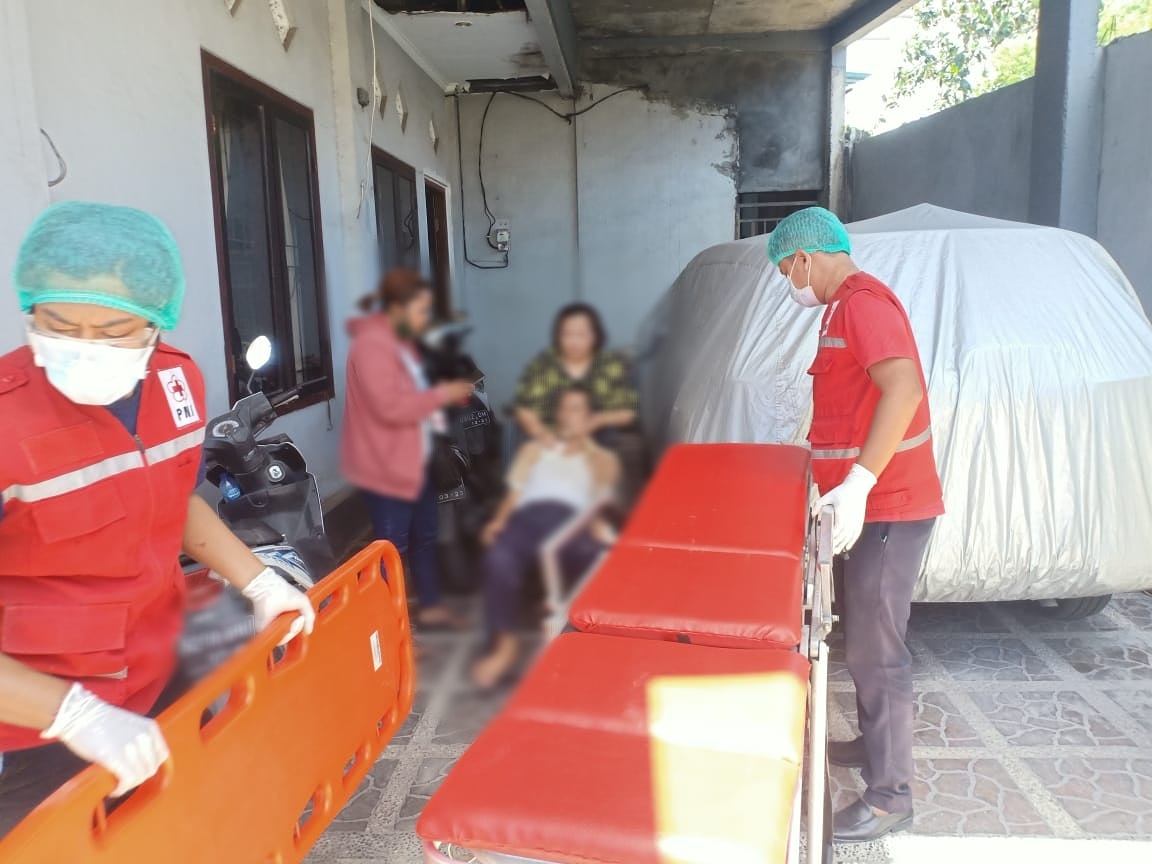 Ambulance PMI Rujukan Pasien di Jl. Kebudayaan III
