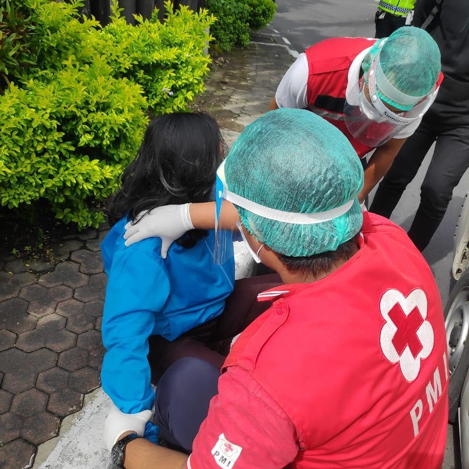 Ambulance PMI Penanganan Korban Lakalantas Jl. Wr. Supratman