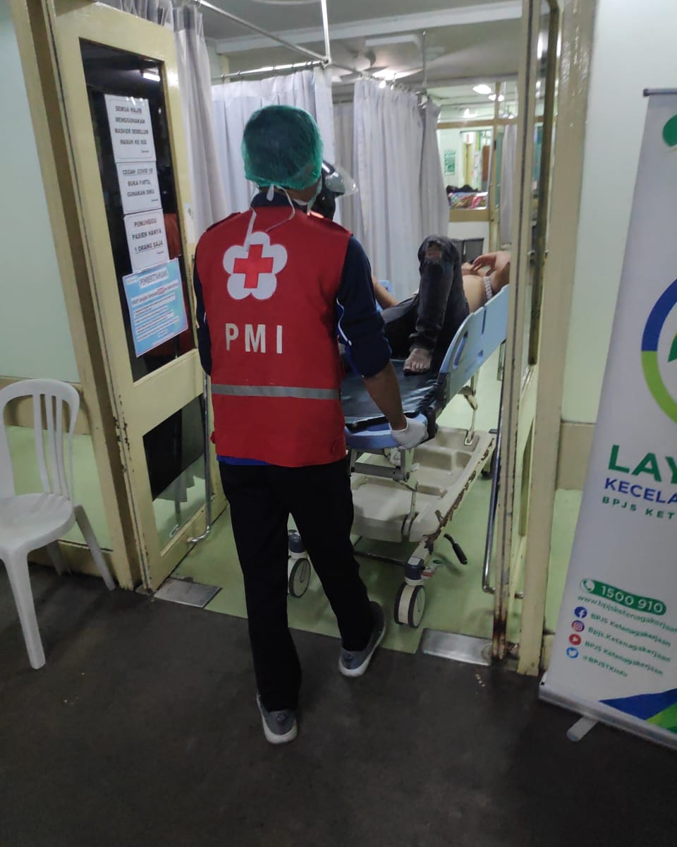 Ambulance PMI Penanganan Korban Lakalantas Jl. Mahendradata Selatan