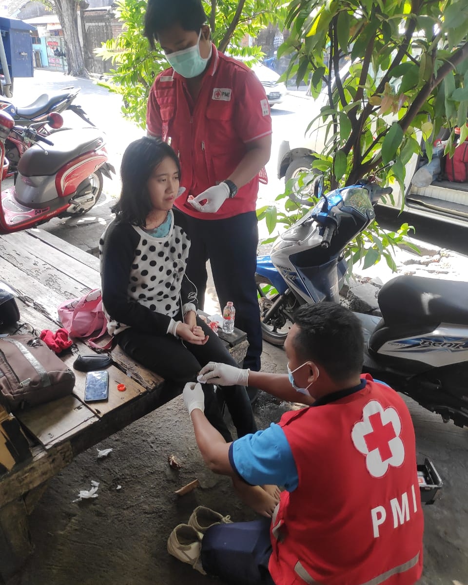 Ambulance PMI Penanganan Korban Lakalantas Jl. Imam Bonjol