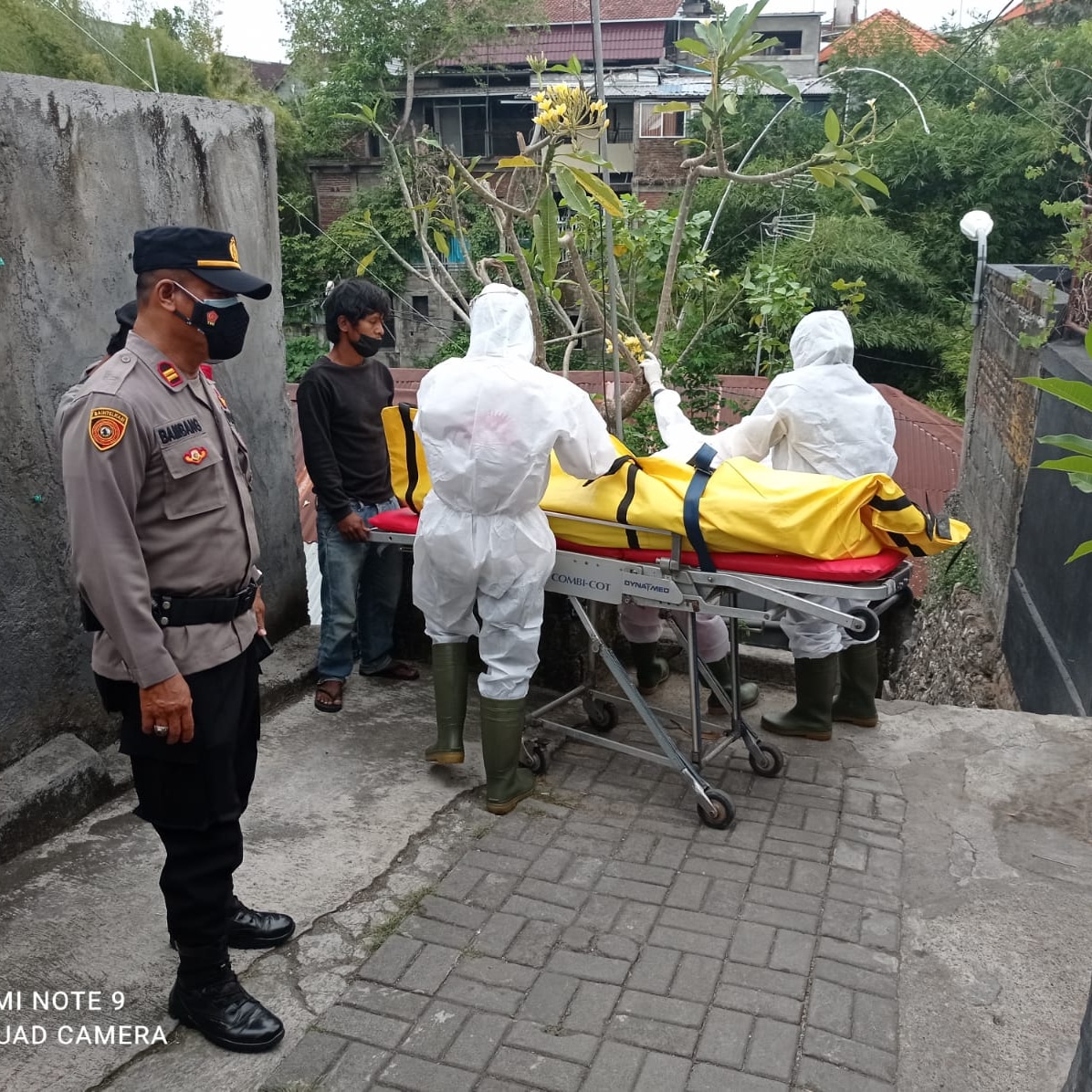 Ambulance PMI Evakuasi Jenazah di Jalan Cokroaminoto