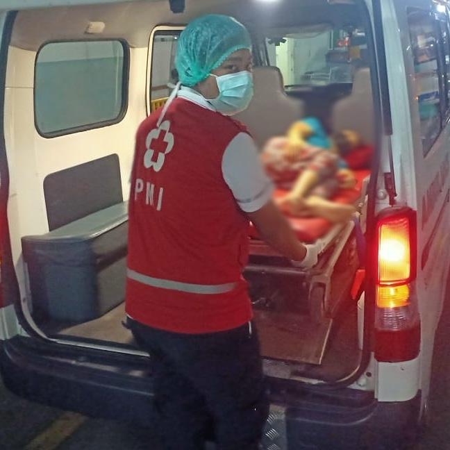 Ambulance PMI Rujuk Pasien Di Jl. Bukit Tunggal