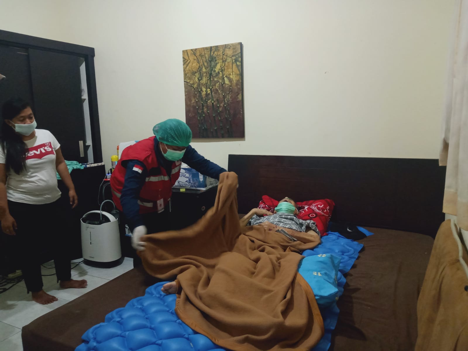 Ambulance PMI Rujuk Pasien Jl. Pulau Aru