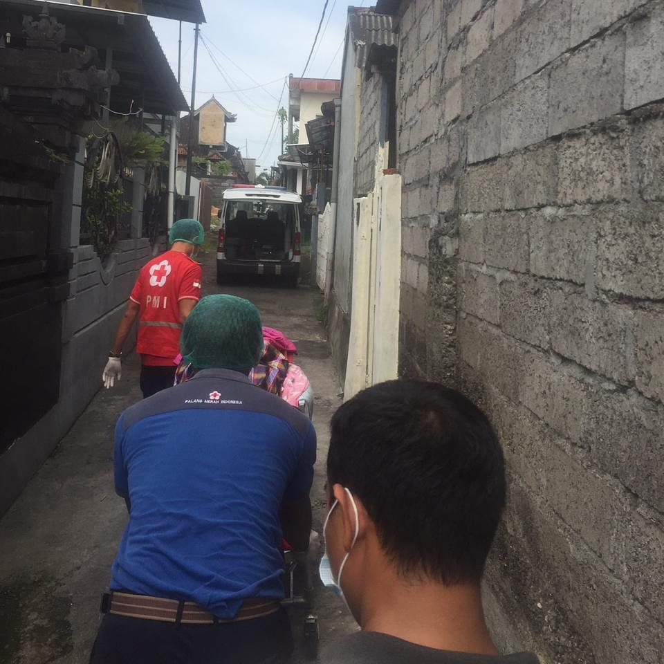 Ambulance PMI Rujuk Pasien Di Jl. Gunung Andakasa