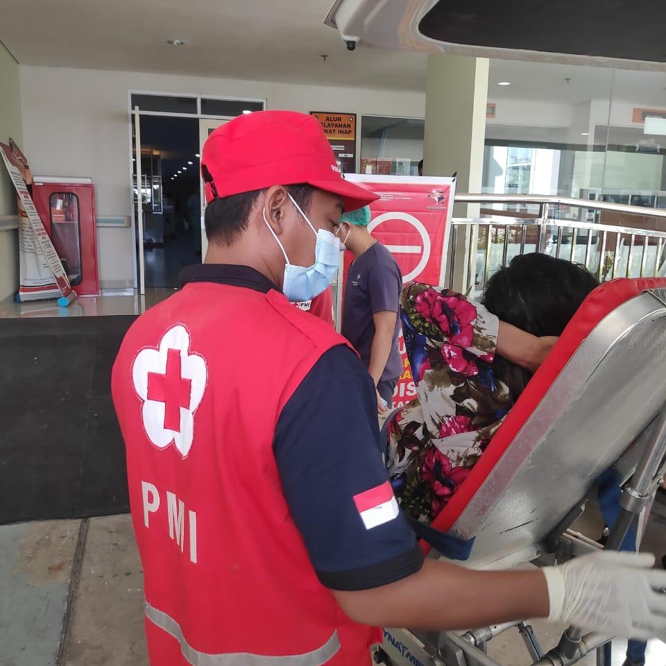 Ambulance PMI Rujuk Pasien Di Jl. Bedugul