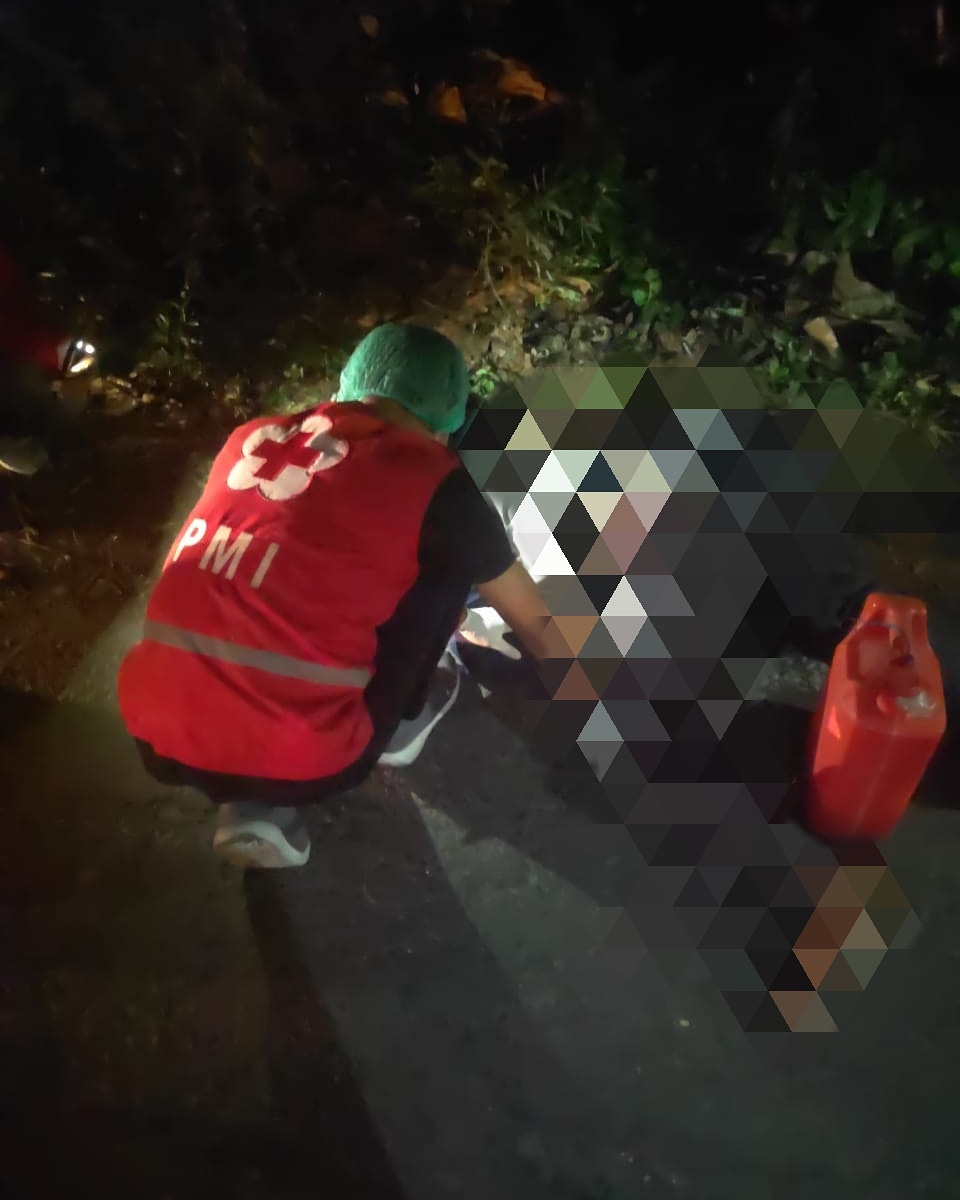 Ambulance PMI Penanganan Korban Lakalantas Jl. Pulau Moyo