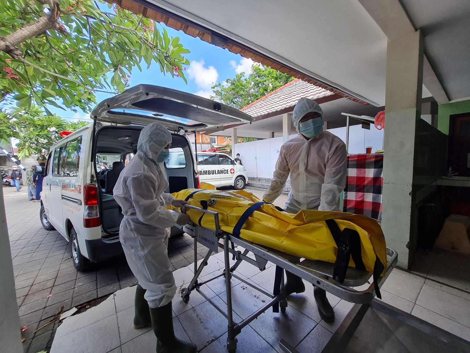 Ambulance PMI Evaluasi Jenasah Di Jl. Padang Galak
