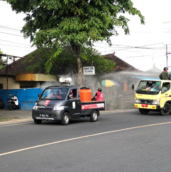PMI Spraying Disinfektan di Seputaran Wilayah Ubung