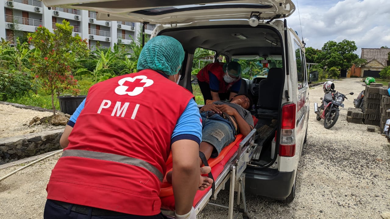 Ambulance PMI Penanganan Orang Terjatuh