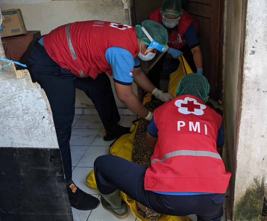 Ambulance PMI Evakuasi Jenasah Gantung Diri