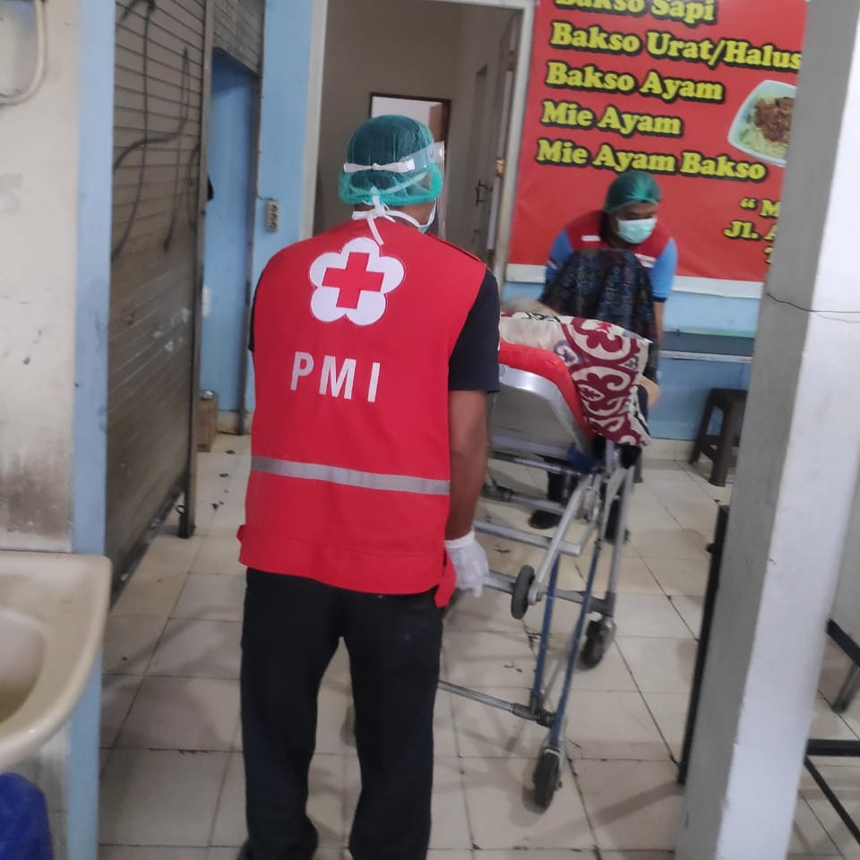Ambulance PMI Rujuk Pasien Di Jl. Antasura