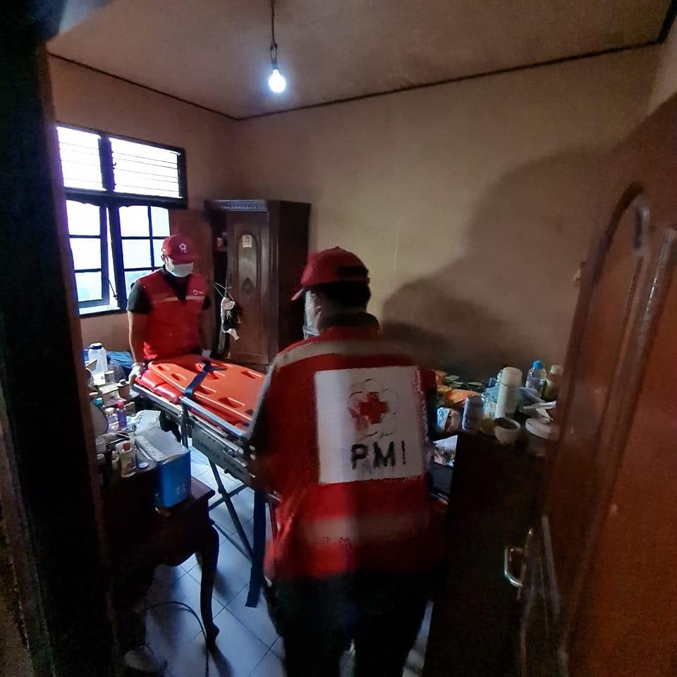 Ambulance PMI Rujuk Pasien Di Jl. Gunung Lebah