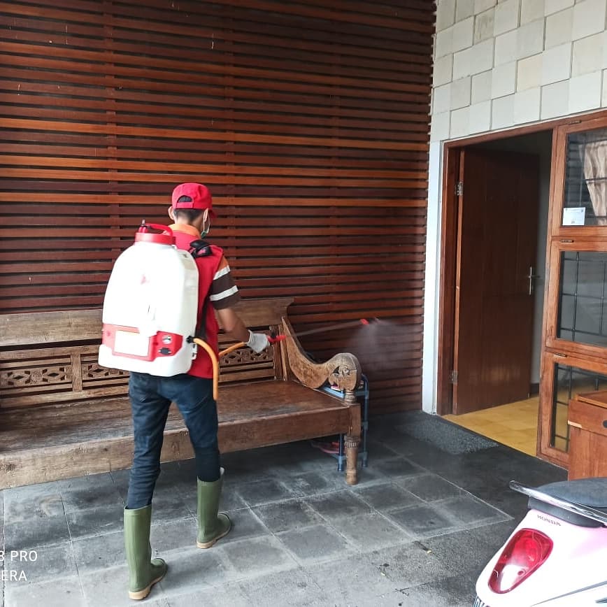 PMI Spraying disinfektan dan Ozon di Rumah Pengurus