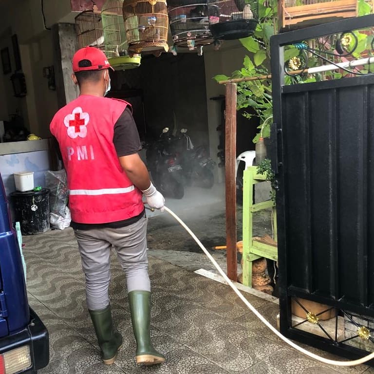 PMI Spraying disinfektan Wilayah Kelurahan Kesiman