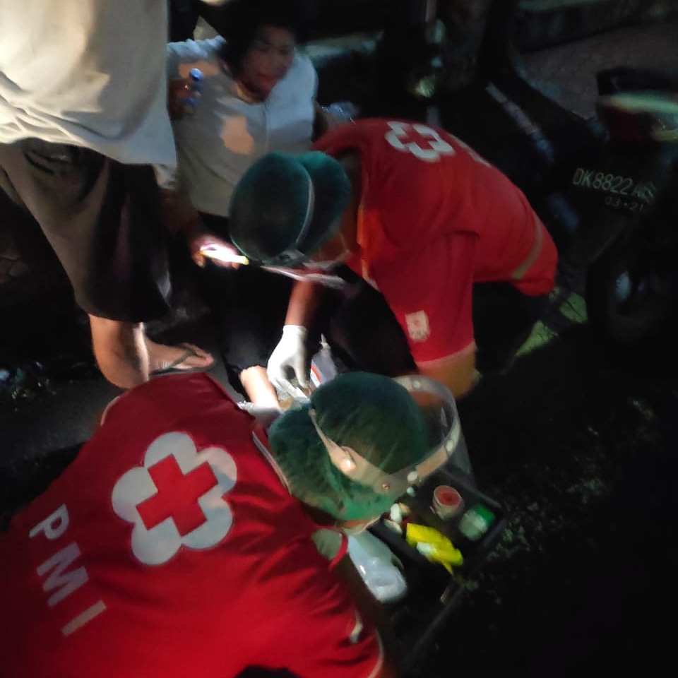Ambulance PMI Penanganan Korban Lakalantas Jl. Arjuna