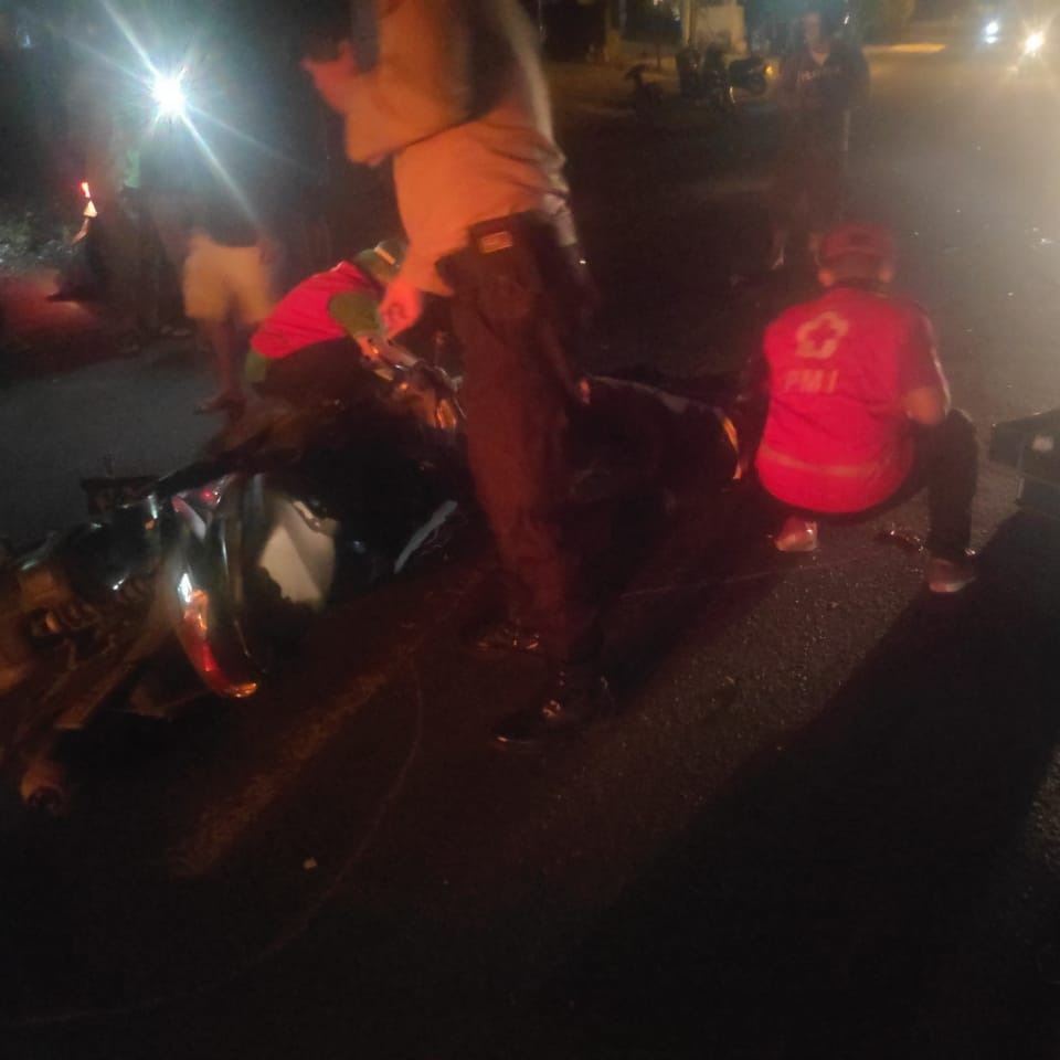 Ambulance PMI penanganan Lakalantas Di Jl.Teuku Umar Barat