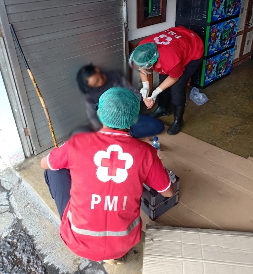 Ambulance PMI Penanganan Korban Lakalantas Jl. Pulau Batanta