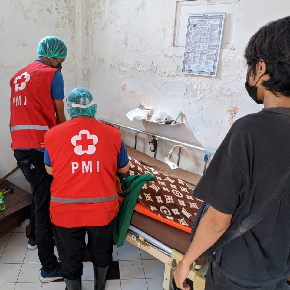 Ambulance PMI Rujuk Pasien Di Jl. Dewi Madri