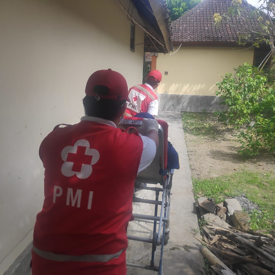 Ambulance PMI Rujuk Pasien Di Jl. Pulau Ambon