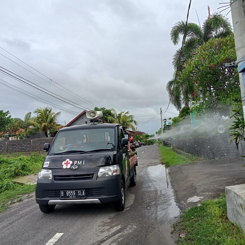 Penyemprotan Disinfektan Seputaran Padangsambian Kaja